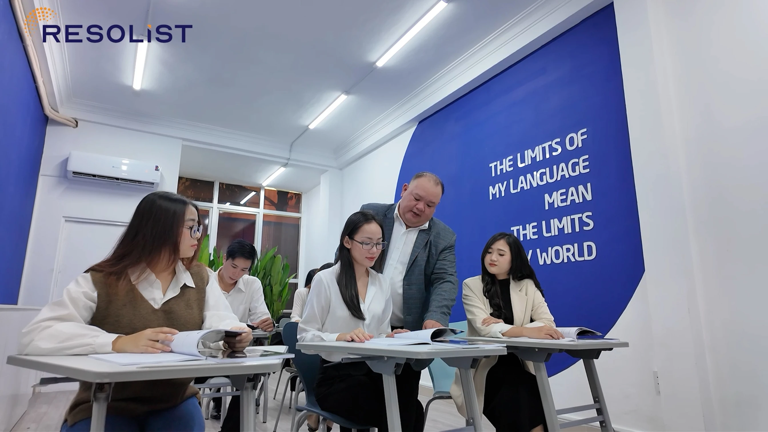 Tự giới thiệu trung tâm anh ngữ Resolist