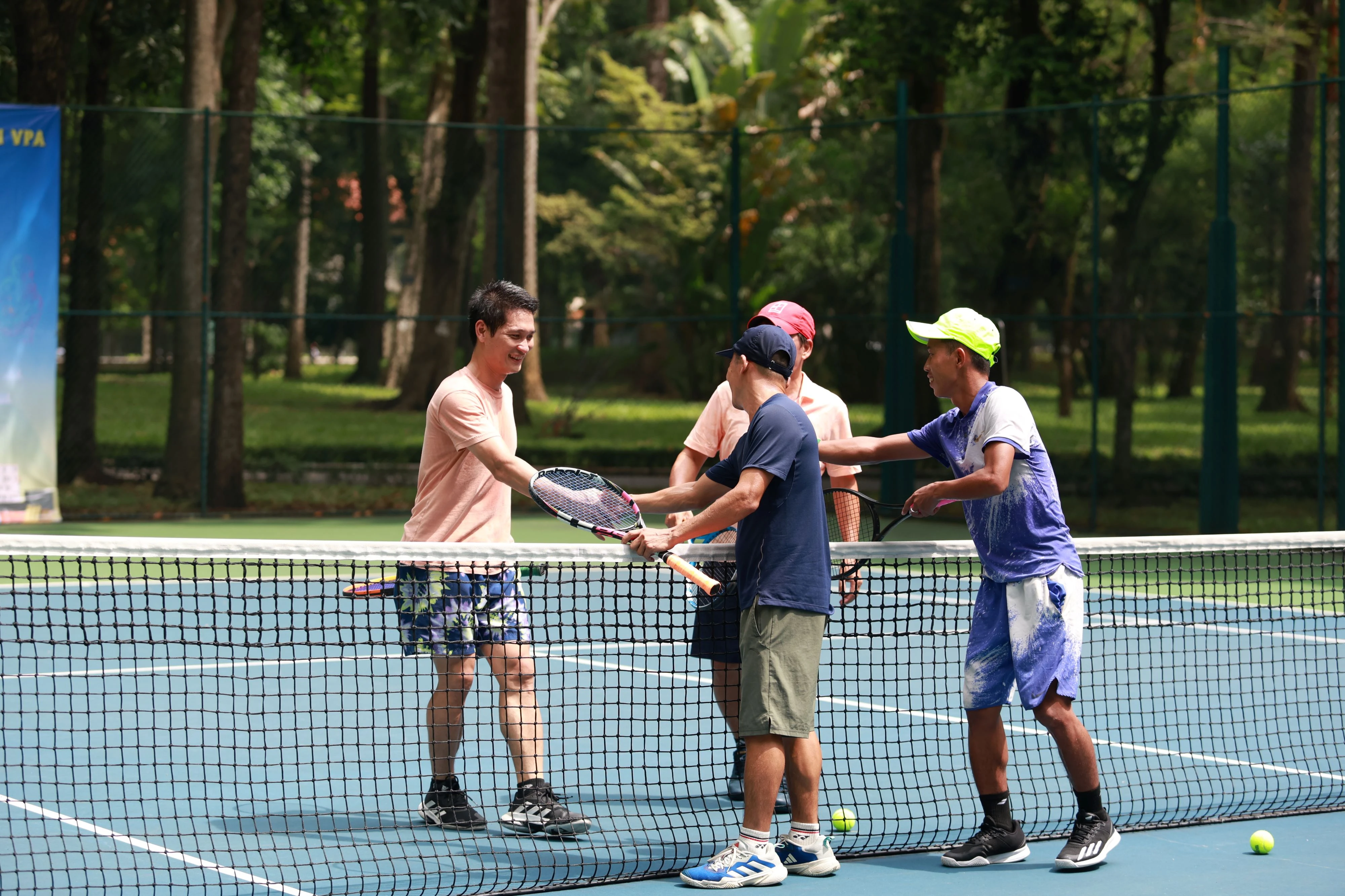 Hình ảnh hội thao tại sân tennis